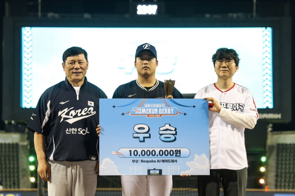 한화 강백호가 지난 10일 열린 2026 컴투스프로야구 홈런더비에서 우승을 차지한 후 기념촬영을 하고 있다. [사진=컴투스]
