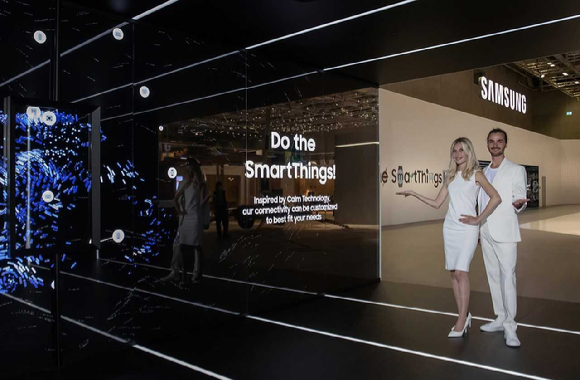 IFA 2022가 열리는 메세 베를린에 위치한 시티 큐브 베를린 '삼성 타운'에서 삼성전자 모델이 전시장 입구 대형 LED를 통해 '스마트싱스 라이프를 경험하라' 전시 주제를 소개하고 있다. [사진=삼성전자]