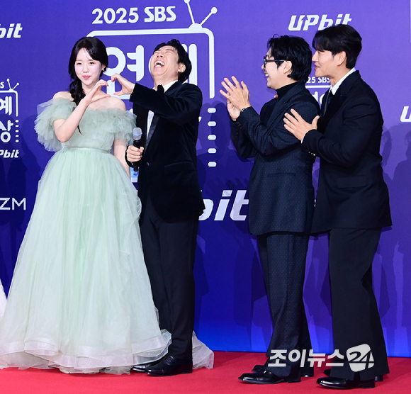'런닝맨' 지예은-양세찬-하하-김종국이 30일 오후 서울 마포구 상암동 SBS 프리즘타워에서 열린&nbsp;2025 SBS 연예대상&nbsp;레드카펫 행사에 참석하고 있다. [사진=정소희 기자]