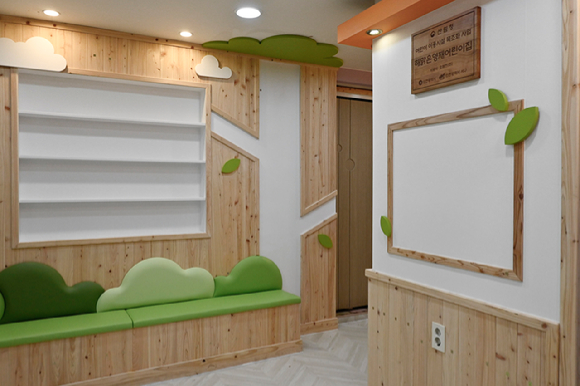 2025년 산림청 '어린이 이용시설 목조화사업'에 선정돼 친환경 국산 목재를 활용해 시공한 인천광역시 서구 해맑은영재어린이집 내부 모습. [사진=산림청]