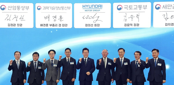 이재명 대통령이 27일 전북 군산새만금컨벤션센터에서 열린 새만금 로봇&middot;수소&middot;AI 시티 투자협약식에서 축사를 마친 뒤 정의선 현대차그룹 회장과 악수하고 있다. [사진=연합뉴스]