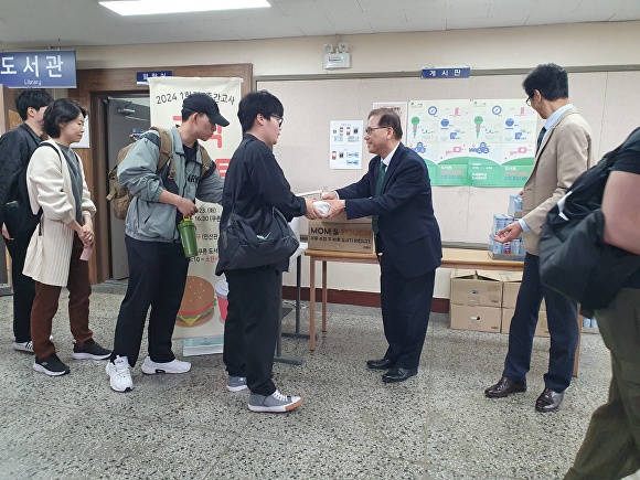 지난 23일 곽진환 선린대 총장이 1학기 중간고사를 준비하는 학생들을 위해 간식을 나눠주고 있다. [사진=선린대학교]