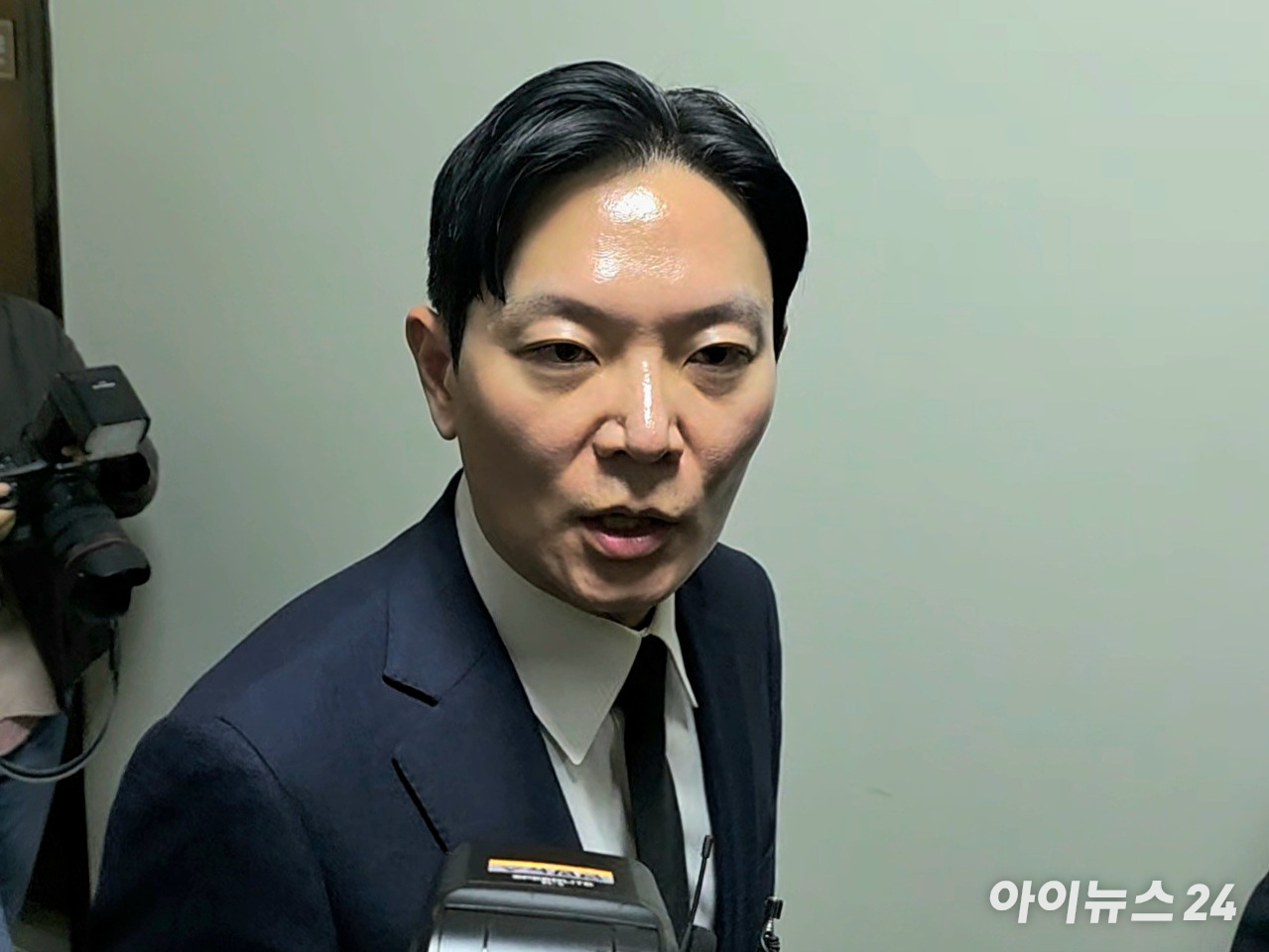 박상용 인천지검 부부장검사가 14일 국회 '윤석열 정권 정치검찰 조작 기소 의혹 사건 진상규명 국정조사' 쌍방울 대북송금 사건 청문회에서 증인 선거를 거부해 퇴장 당한 뒤 기자들을 만나 발언하는 모습. [사진=라창현 기자]