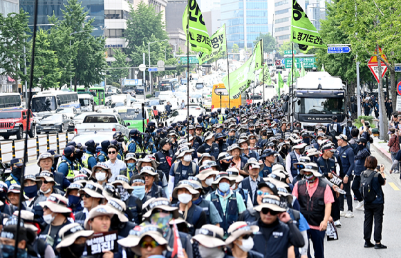 민주노총 건설노조 조합원들이 지난달 서울 강남구 건설회관 앞에서 집회를 하고 있다. [사진=아이뉴스24DB]