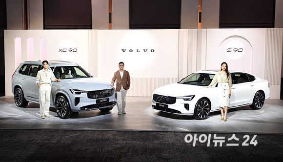 볼보자동차코리아가 2일 서울 광진구 비스타 워커힐에서 신형 XC90 과 S90을 국내 최초 공개해 이윤모 볼보자동차코리아 대표이사와 모델들이 포즈를 취하고 있다.볼보자동차코리아는 현대적인 스칸디나비아 스타일과 최첨단 기술이 적용된 스웨디시 럭셔리 플래그십 신형 XC90 및 S90을 동시에 출시했다. [사진=곽영래 기자]