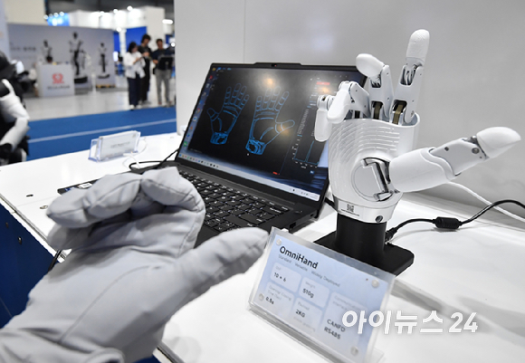 19일 서울 강남구 코엑스에서 열린 'AI 서밋 서울 앤 엑스포2026(AISE 2026)'에서 부스에서 관계자가 시연을 하고 있다. [사진=곽영래 기자]