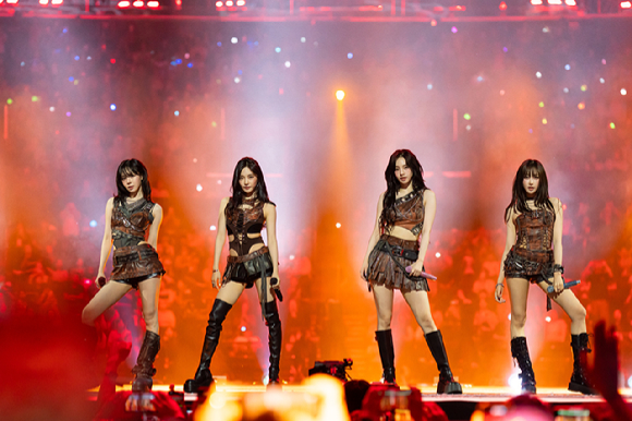 그룹 에스파가 지난해 8월 1일(현지시간)부터 3일까지 미국 로스앤젤레스 크립토닷컴 아레나에서 열린 K-팝 팬&아티스트 페스티벌 '케이콘 엘에이 2025(KCON LA 2025)' 무대에서 열띤 공연을 펼치고 있다. [사진=CJ ENM]