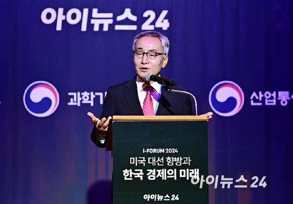 매년 하반기에 주요 이슈를 진단하고 대응 방안을 논의하는 '아이포럼 2024'가 '미국 대선 향방과 한국 경제의 미래’라는 주제로 23일 서울 중구 롯데호텔 크리스탈볼룸에서 열렸다.박동석 아이뉴스24 사장이 개회사를 하고 있다. [사진=곽영래 기자]