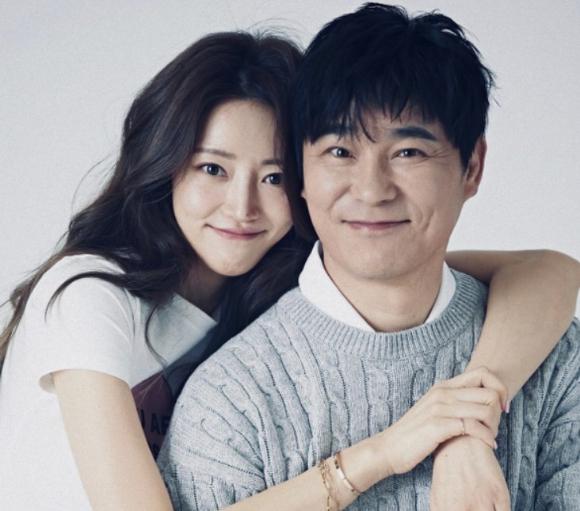 가수 임창정 씨(오른쪽)와 그의 아내 서하얀 씨가 주가 조작단의 축하 파티에 참석했다는 주장에 대해 해명했다. [사진=서하얀 씨 인스타그램 캡처]