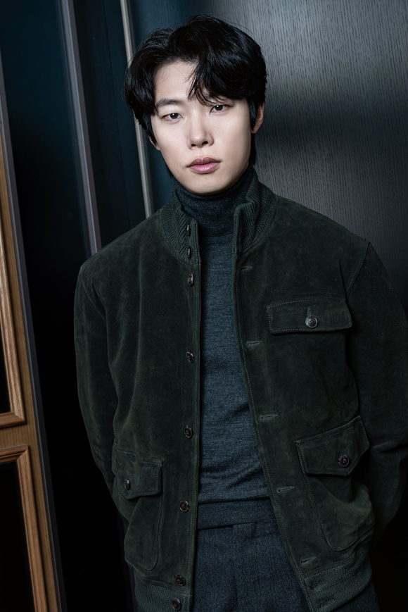 배우 류준열이 영화 '올빼미' 인터뷰에 앞서 포즈를 취하고 있다. [사진=NEW]