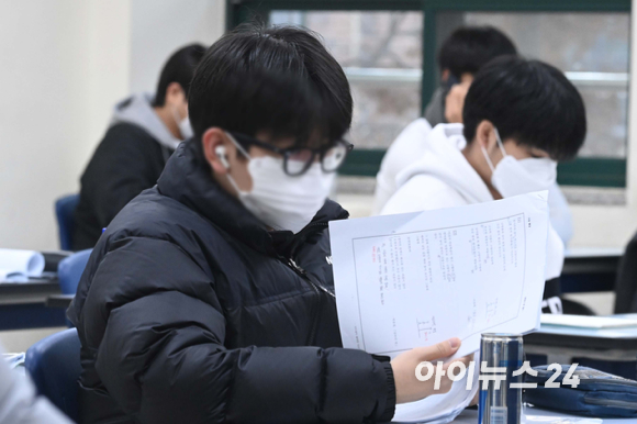 2023학년도 대학수학능력시험(수능시험)이 17일 전국 84개 시험지구 1,300여 개 시험장에서 일제히 열린 가운데 서울 영등포구 여의도여자고등학교(제13지구 제14시험장)에서 수험생이 학부모의 배웅을 받으며 고사장으로 향하고 있다. [사진=사진공동취재단]