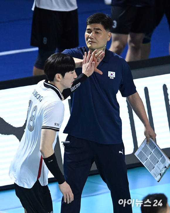 대한민국 임도헌 감독이 28일 오후 서울 잠실학생체육관에서 열린 '2022 국제배구연맹(FIVB) 발리볼챌린저컵' 8강전 대한민국과 호주의 경기에서 블로킹 득점을 올린 허수봉과 하이파이브를 하고 있다. [사진=아이뉴스24 포토 DB]