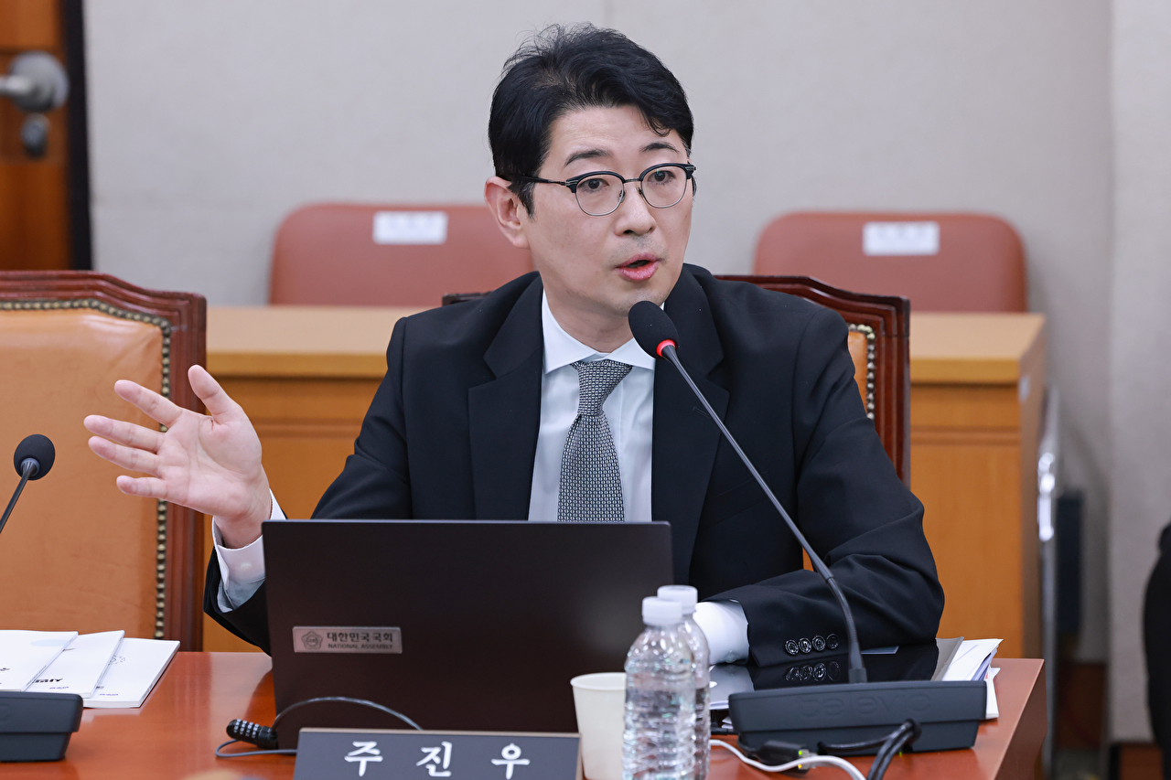 26일 국회 법제사법위원회에서 열린 법무부, 고위공직자범죄수사처, 대법원(법원행정처) 등에 대한 종합감사에서 국민의힘 주진우 의원이 이재명 대통령의 배우자 김혜경 여사가 서울 역삼동 화재 발생일 유명 프로골퍼와 골프를 쳤다는 의혹과 관련해 오동운 공수처장에게 질의하고 있다. 2026.10.26 [사진=연합뉴스]