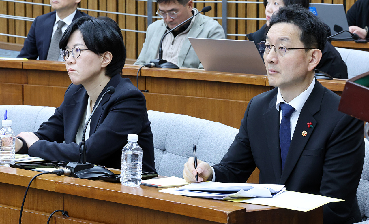 더불어민주당 정청래 대표와 한병도 원내대표, 한정애 정책위의장이 20일 서울 여의도 국회에서 열린 공소청법&middot;중대범죄수사청법 공청회에서 법안 관련 설명을 듣고 있다. 2026.1.20 [사진=연합뉴스]