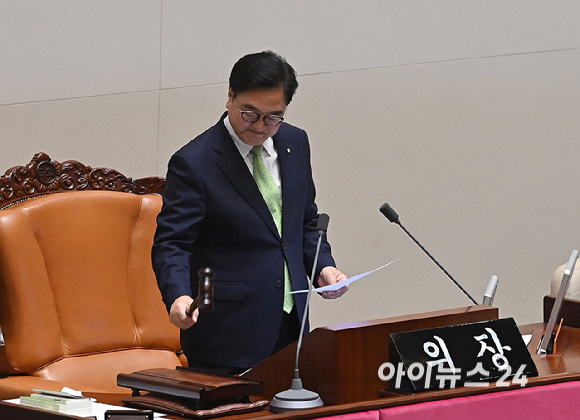 7일 오후 서울 여의도 국회에서 열린 제435회 국회(임시회) 제1차 본회의에서 대한민국헌법 개정안이 국민의힘 의원 불참으로 투표가 불성립 되고 있다. 국민의힘 의원들의 자리가 비어 있다. [사진=곽영래 기자]