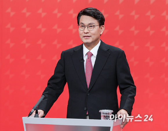 19일 서울 양천구 SBS 스튜디오에서 열린 국민의힘 제5차 전당대회 당대표 후보 방송토론회에 나선 나경원, 한동훈, 윤상현, 원희룡 후보가 방송 준비를 하고 있다. [사진=국회사진취재단]