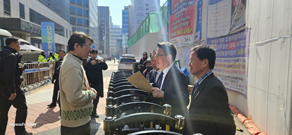 더불어민주당 북구 당원·주민들이 정준호 광주 북구갑 예비후보 공천을 확정해야 한다고 주장하고 있다 [사진=정준호 예비후보 사무소]