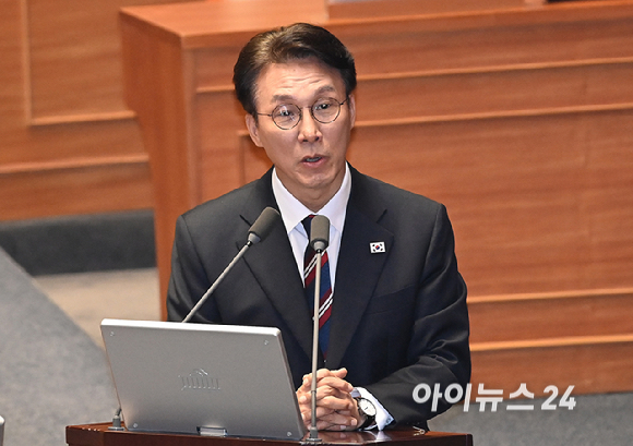 김민석 국무총리가 18일 서울 여의도 국회에서 열린 본회의에서 교육&middot;사회&middot;문화에 관한 대정부질문에 답하고 있다. [사진=곽영래 기자]