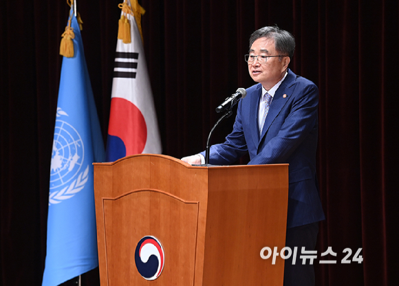 조현 외교부 자관이 23일 서울 세종대로 외교부청사에서 열린 '제81회 유엔의 날 기념식' 행사에서 기념사를 하고 있다. [사진=곽영래 기자]