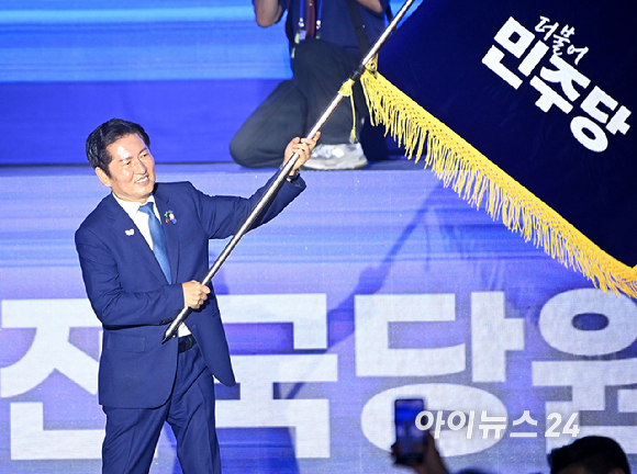 정청래 더불어민주당 신임 대표가 2일 경기 고양시 킨텍스에서 열린 제2차 임시전국당원대회에서 당기를 흔들고 있다. [사진=곽영래 기자]