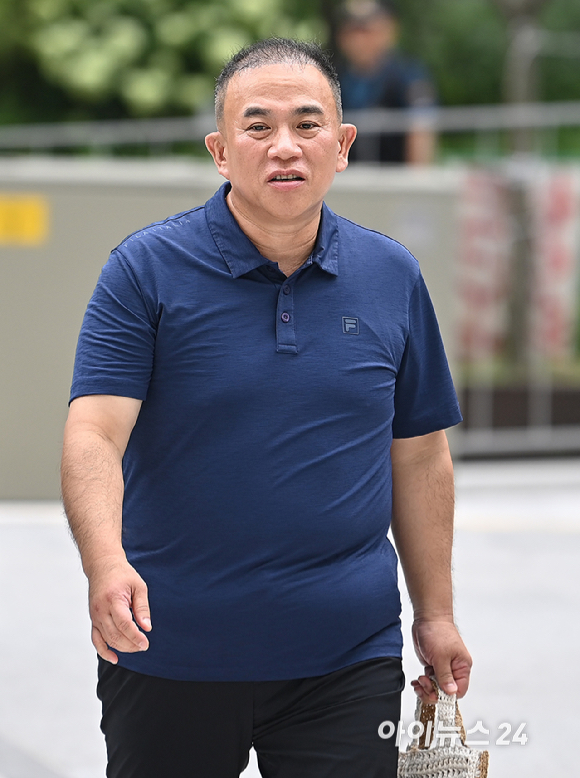 공천개입 의혹을 받는 명태균씨가 31일 오전 서울 종로구에 마련된 김건희 특검팀(특별검사 민중기) 사무실로 조사를 받기 위해 출석하고 있다. [사진=곽영래 기자]
