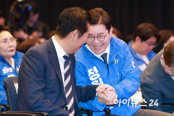 더불어민주당 상임총괄선대위원장인 정청래 대표가 11일 서울 영등포구 여의도 중소기업중앙회 KBIZ홀에서 열린 서울 공천자대회에 참석해 인사말을 마친 뒤 민주당 정원오 서울시장 후보 손을 잡고 있다. [사진=국회사진기자단]