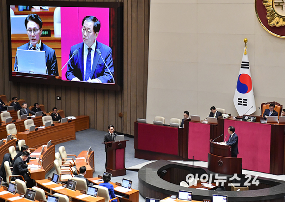 김민석 국무총리가 9일 오후 서울 여의도 국회에서 열린 본회의 정치&middot;외교&middot;통일&middot;안보 분야 대정부질문에서 질의에 답변하고 있다. [사진=곽영래 기자]