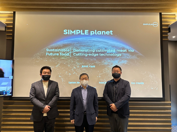 충북 오송 풀무원기술원에서 이상윤 풀무원기술원장(가운데)과 한동오 심플플래닛 총괄 운영 책임자(왼쪽), 유기현 심플플래닛 연구소장(오른쪽)이 '세포 배양육 상용화 위한 전략적 투자계약'을 체결하고 기념 촬영을 하고 있다. [사진=풀무원]