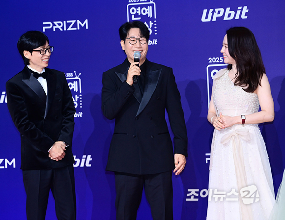 '런닝맨' 유재석-지석진-송지효가 30일 오후 서울 마포구 상암동 SBS 프리즘타워에서 열린&nbsp;2025 SBS 연예대상&nbsp;레드카펫 행사에 참석하고 있다. [사진=정소희 기자]