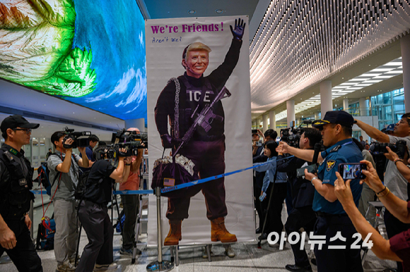 미국 이민당국에 의해 체포&middot;구금됐다 풀려난 한국인 316명이 탑승한 전세기가 인천국제공항 2터미널에 도착한 12일 오후 한국인 근로자들이 기다리던 가족들과 인사를 나누고 있다. [사진=정소희 기자]