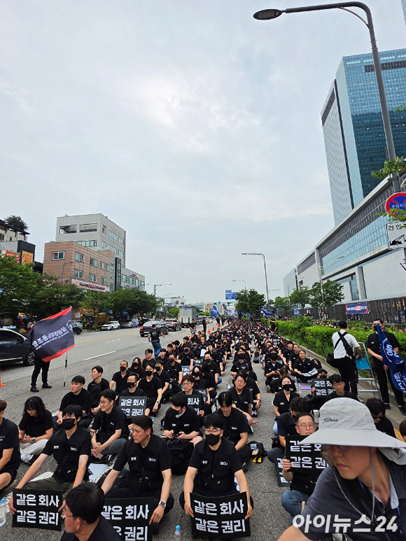 [르포] "37년 헌신이 부정당했다"⋯삼성전자 수원사업장 뒤덮은 7000명의 검은 물결