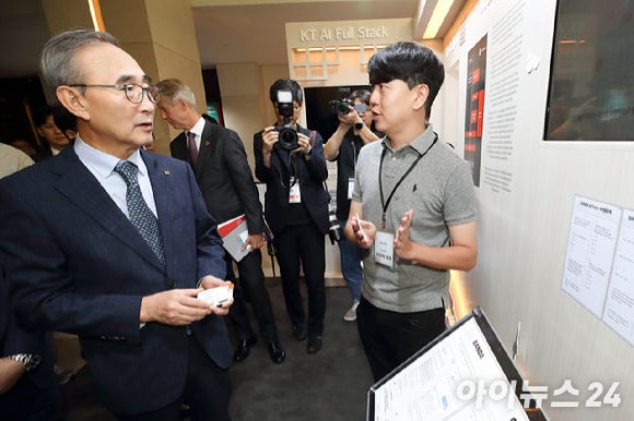 지난 7일 서울 중구 웨스틴조선호텔에서 열린 M360 APAC 콘퍼런스에서 KT 김영섭 대표와 '콴다’의 이용재 대표가 만나 AI 사업 협력에 대해 이야기하고 있다. [사진=KT]