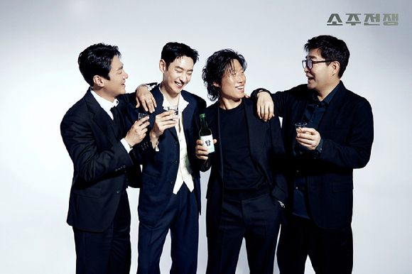 유해진, 이제훈, 손현주, 최영준이 화보 촬영에서 포즈를 취하고 있다. [사진=주)쇼박스]