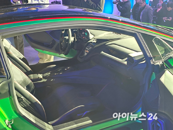 스테판 윙켈만 오토모빌리 람보르기니 최고경영자(CEO)가 6일 서울 광진구 파이팩토리에서 열린 '테메라리오' 공개 행사에서 발표하고 있다. [사진=김종성 기자]