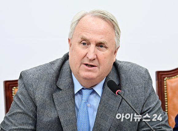 인요한 전 국민의힘 최고위원이 현직 최고위원 시절이던 2025년 25일 서울 여의도 국회에서 열린 최고위원회의에서 발언하고 있다. [사진=곽영래 기자]