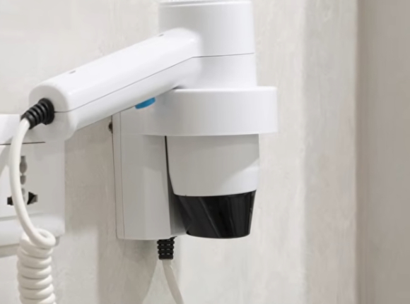 고령자가 욕실에서 특히 주의해야 할 위험한 행동들이 전문가에 의해 공개됐다. 사진은 본 기사 내용과 무관 [사진=Alpine Kitchens & Bathrooms]