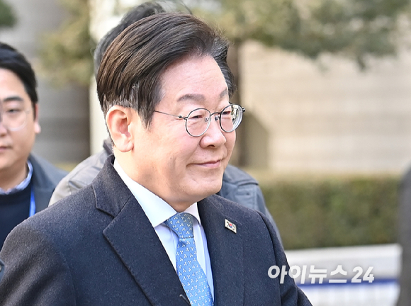 이재명 더불어민주당 대표가 지난달 26일 서울고등법원에서 열린 공직선거법 위반 혐의 사건 2심 5차 공판을 마친 뒤 법원을 나서고 있다. [사진=곽영래 기자]