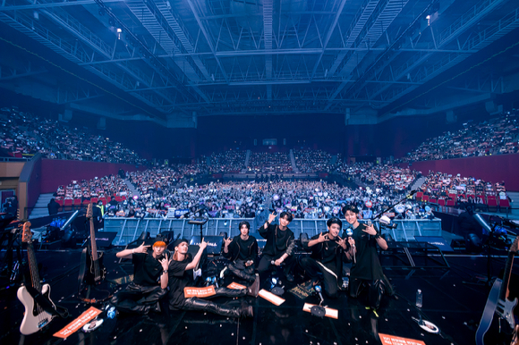 밴드 엑스디너리 히어로즈가 16일 서울 송파구 올림픽공원 올림픽홀에서 열린 콘서트 'LIVE and FALL'에서 무대를 펼치고 있다. [사진=JYP엔터테인먼트]