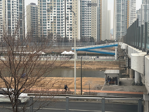 개발계획이 확정된 동부화물터미널 터. 현장엔 펜스가 처져 있다. [사진=김민지 기자]