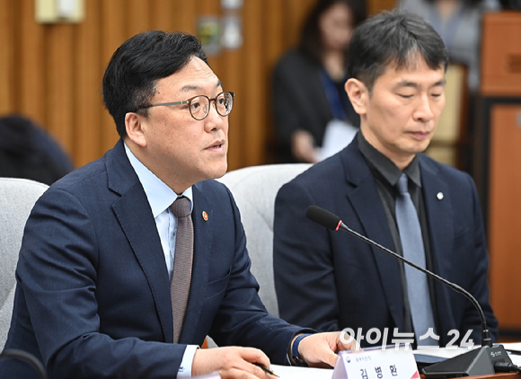 김병환 금융위원장이 7일 서울 여의도 국회에서 열린 '가상자산시장의 건전한 발전을 위한 정책과제' 민당정간담회에서 회의에서 발언하고 있다. [사진=곽영래 기자]