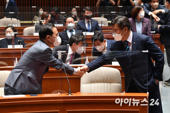 박홍근 더불어민주당 원내대표와 윤호중 공동비상대책위원장이 12일 오후 서울 여의도 국회에서 열린 정책의원총회에서 대화하고 있다. [사진=김성진 기자]