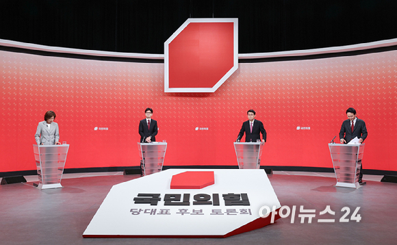 19일 서울 양천구 SBS 스튜디오에서 열린 국민의힘 제5차 전당대회 당대표 후보 방송토론회에 나선 나경원, 한동훈, 윤상현, 원희룡 후보가 방송 준비를 하고 있다. [사진=국회사진취재단]