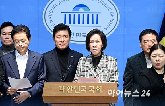 국민의힘 의원들이 3일 서울 여의도 국회 소통관에서 대구&middot;경북 통합 관련 기자회견을 하고 있다. [사진=곽영래 기자]