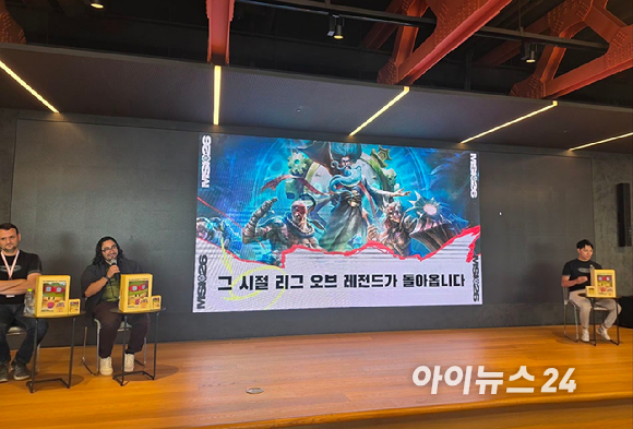폴 벨레자 LoL 책임 프로듀서(가운데)가 지난 10일 열린 오프라인 브리핑에서 발표를 하고 있다. [사진=곽민구 기자]