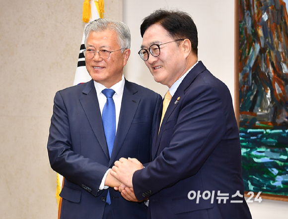 4·27 판문점선언 7주년 기념식 참석차 국회를 방문한 문재인 전 대통령이 25일 오후 서울 여의도 국회에서 우원식 국회의장과 기념촬영을 하고 있다. [사진=곽영래 기자]