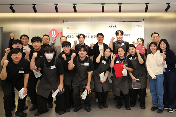 지난 5일 롯데GRS 아카데미에서 진행된 제3회 컨세션부문 '플레이팅 컬리너리 컴피티션(PCC)' 대회에서 차우철(상단 우측 네번째) 롯데GRS 대표이사와 참가자들이 함께 기념사진을 촬영했다. [사진=롯데GRS]