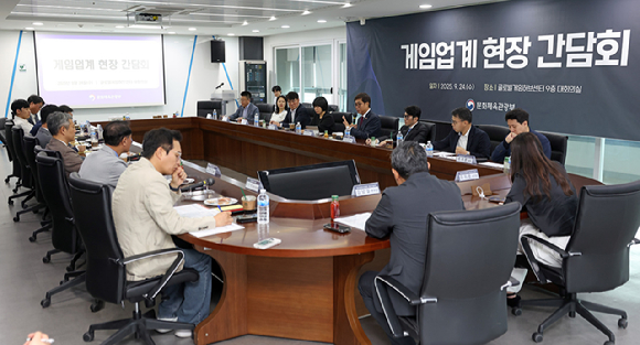 최휘영 문화체육관광부 장관이 24일 판교 글로벌게임허브센터에서 열린 게임업계와의 간담회에서 발언하고 있다. [사진=문화체육관광부]