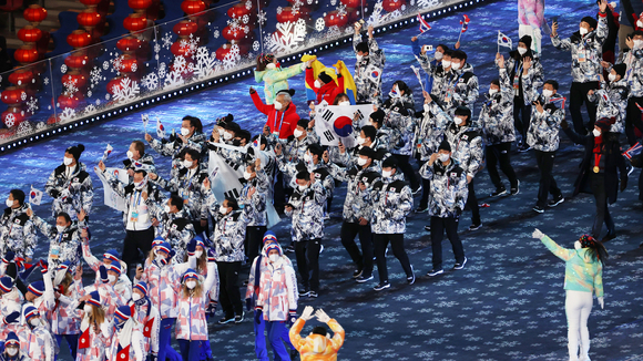 20일 오후 중국 베이징 국립 경기장에서 열린 2022 베이징 동계올림픽 폐막식에서 대한민국 선수단이 태극기를 들고 입장하고 있다. [사진=뉴시스]