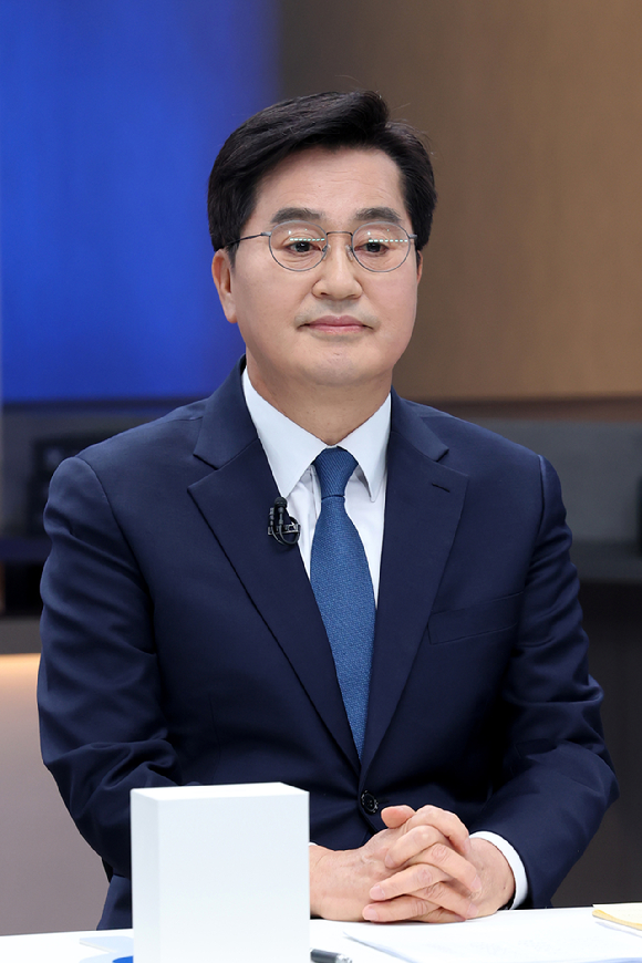 지난 19일 서울 마포구 JTBC에서 열린 더불어민주당 경기도지사 예비경선 합동토론회에 참석한 김동연 예비후보가 토론 시작을 기다리고 있다. 2026.3.19 [국회사진기자단] [사진=연합뉴스]