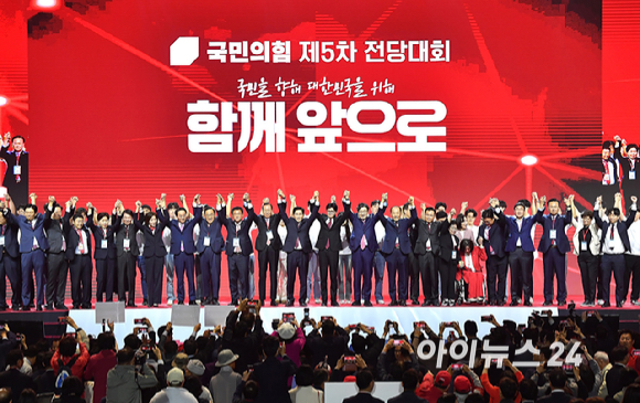 국민의힘 김문수 대선 후보가 3일 오후 경기 일산 킨텍스에서 열린 제5차 전당대회에서 권영세 비대위원장, 권성동 원내대표와 기념촬영을 하고 있다. [사진=곽영래 기자]